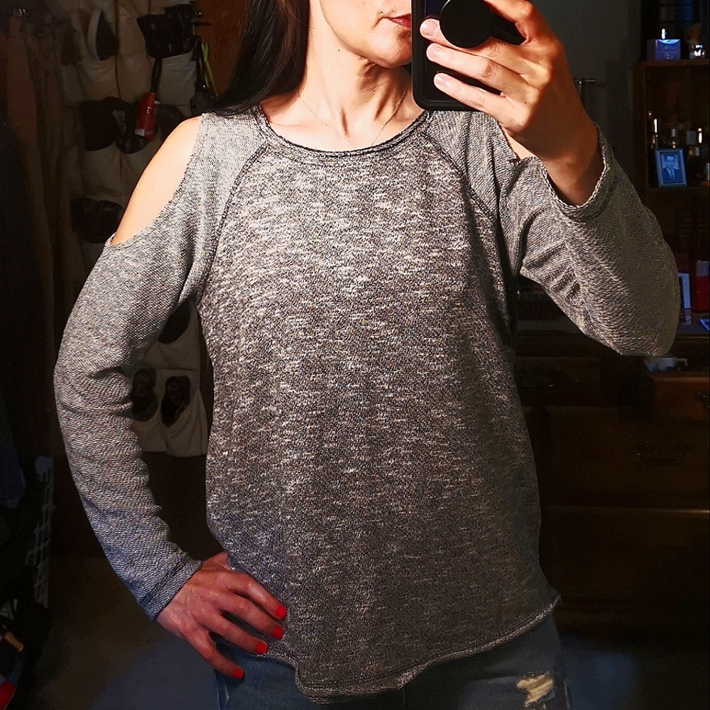 Mossimo Cold Shoulder Top! - Picture 2 of 6